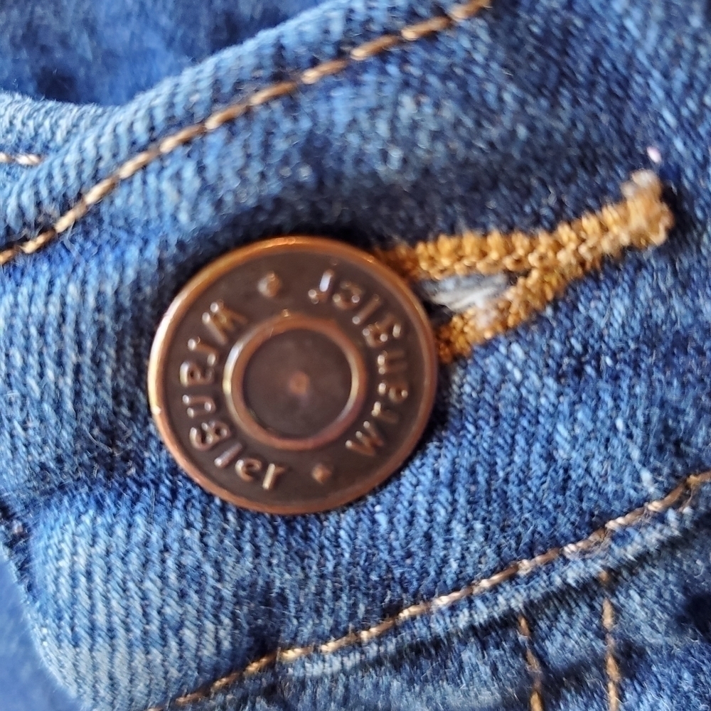 Wrangler relaxed fit slightly distressed jeans sz 38 X 32 - Picture 6 of 8